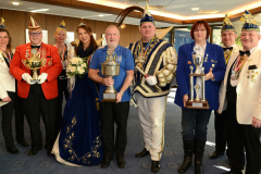 Pokalübergabe Rosenmontagszug 2018
Ehrung für den besten Gesellschaftswagen, 1. GKG Fidele Frintroper 1951 e.V, den besten Motivwagen, KG Hahneköppen und für Bernie Spieker, den besten Streckensprecher

13.02.2018     Foto: Elke Brochhagen